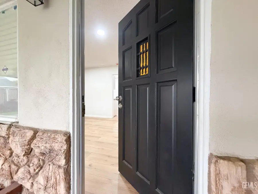 1404 ROYAL WAY, Bakersfield, CA 93306 - Image #3