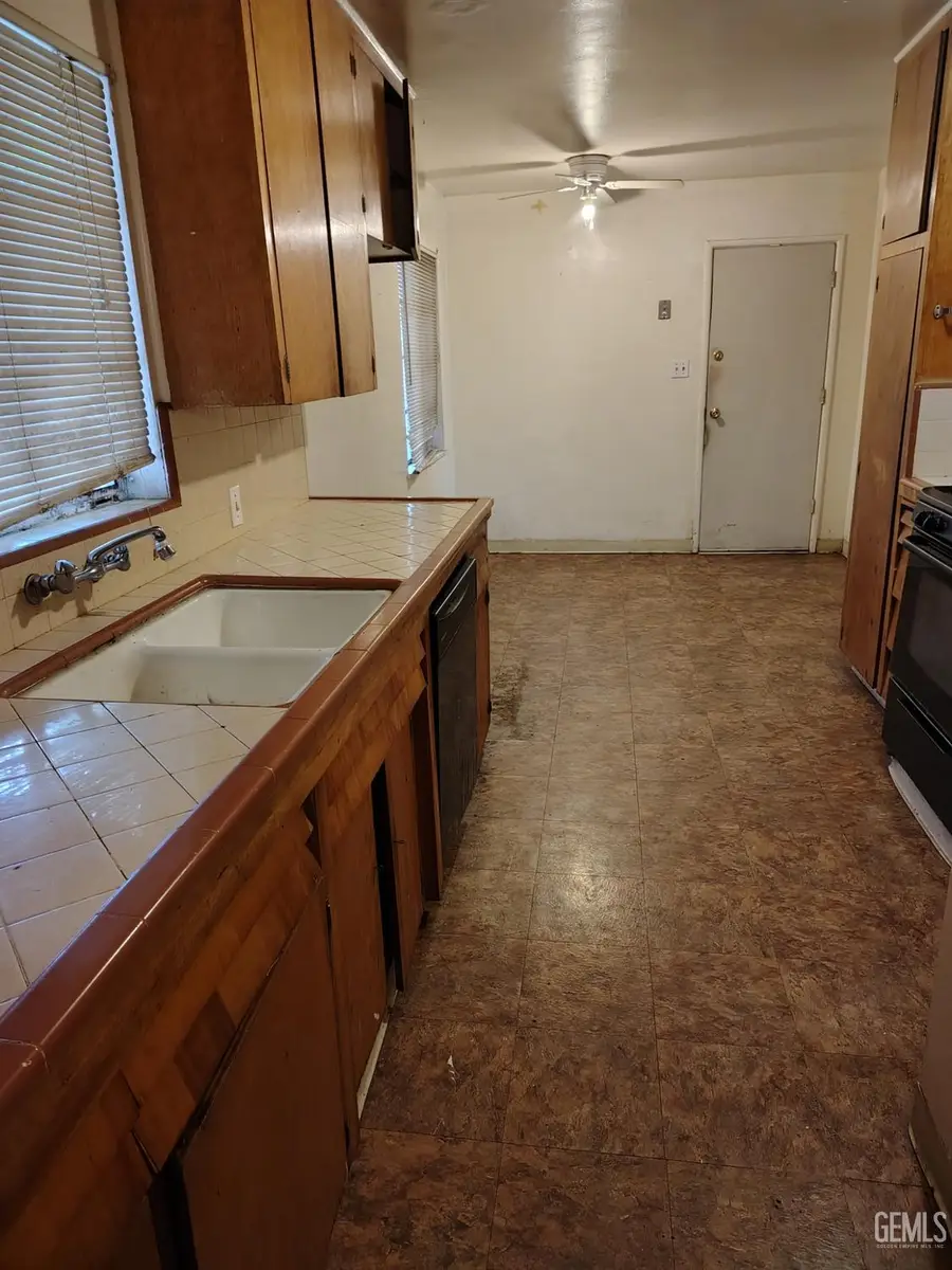 1801 UNIVERSITY AVENUE, Bakersfield, CA 93305 - Image #3