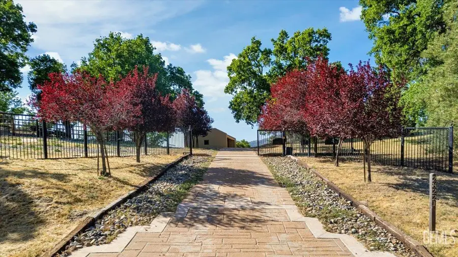 28221 CUMBERLAND ROAD, Tehachapi, CA 93561 - Image #2