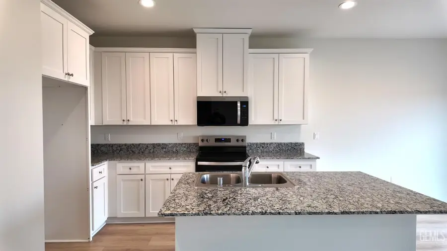 1518 HOBBS LANE, Bakersfield, CA 93307 - Image #3