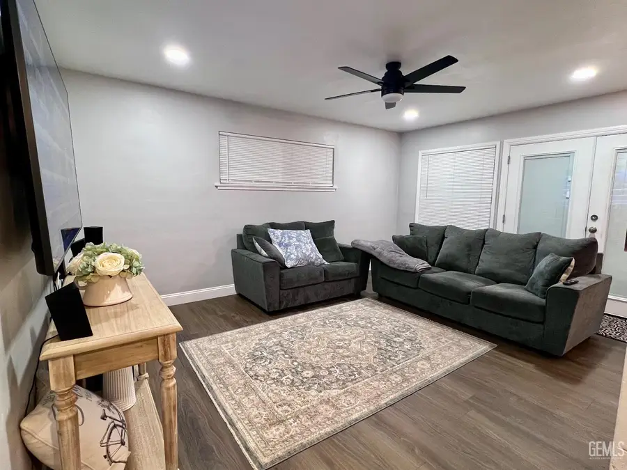 927 UNIVERSITY AVENUE, Bakersfield, CA 93305 - Image #2