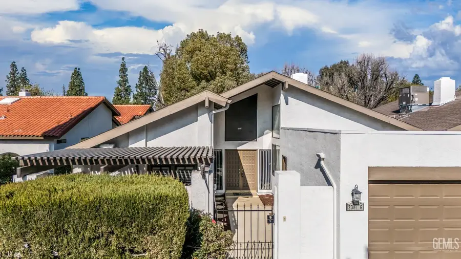 2301 BARRINGTON STREET #6, Bakersfield, CA 93309 - Image #3