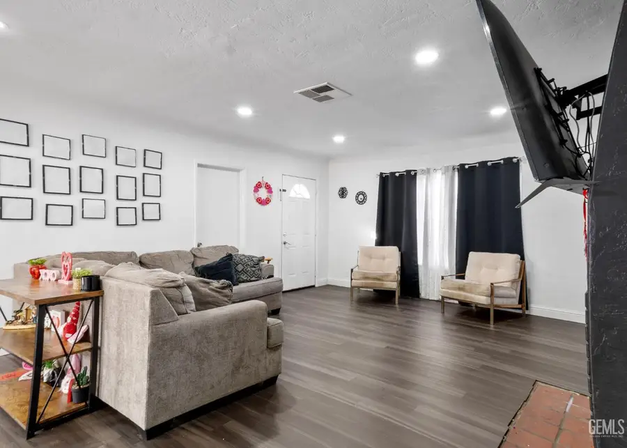 2019 BRUNDAGE LANE, Bakersfield, CA 93304 - Image #2