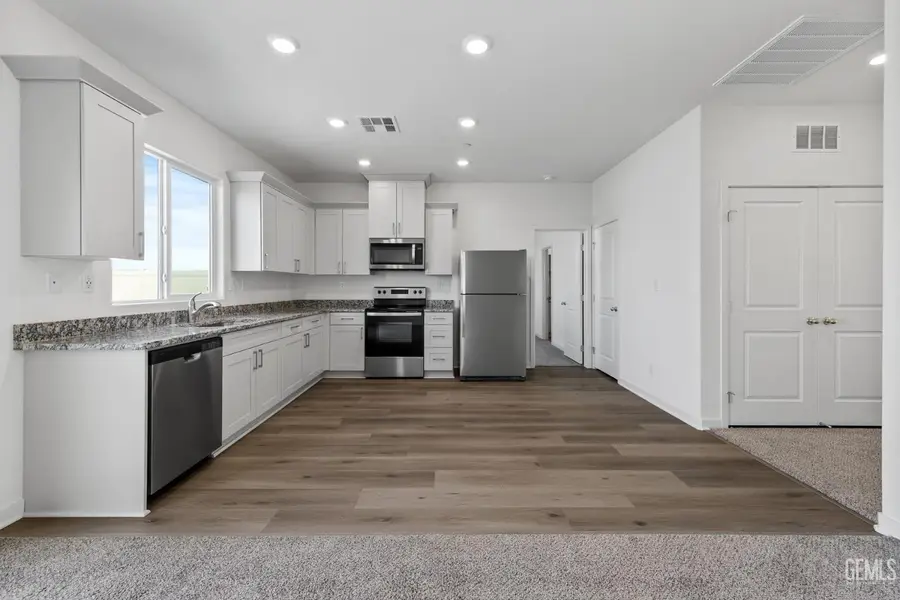 7906 BLUEBERRY AVENUE, Bakersfield, CA 93313 - #3