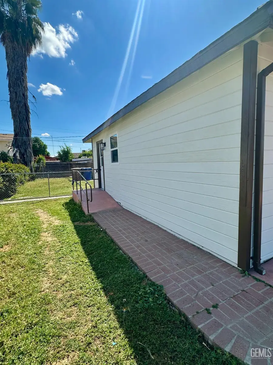 1217 CRAWFORD STREET, Bakersfield, CA 93305 - #3