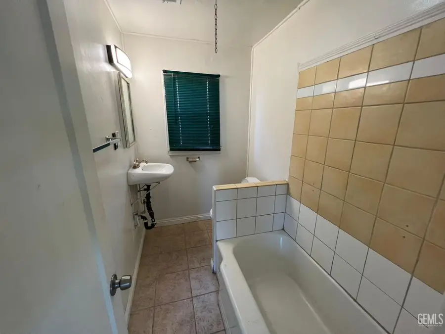 711 WASHINGTON STREET, Bakersfield, CA 93307 - #2