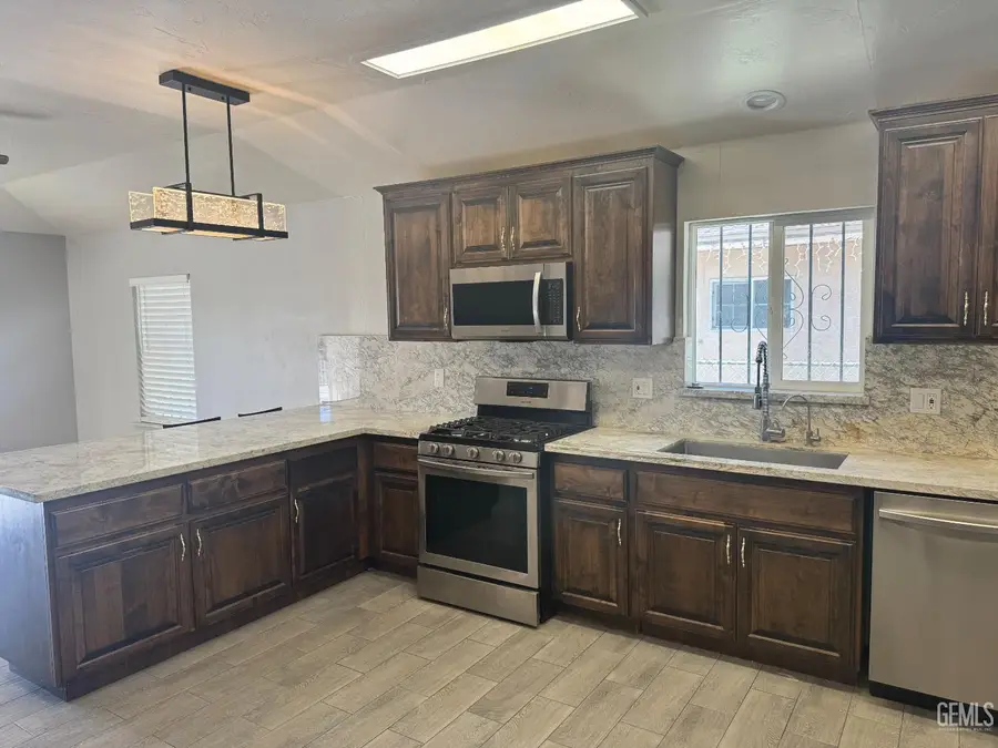 10909 SANTA ANA STREET, Lamont, CA 93241 - #2