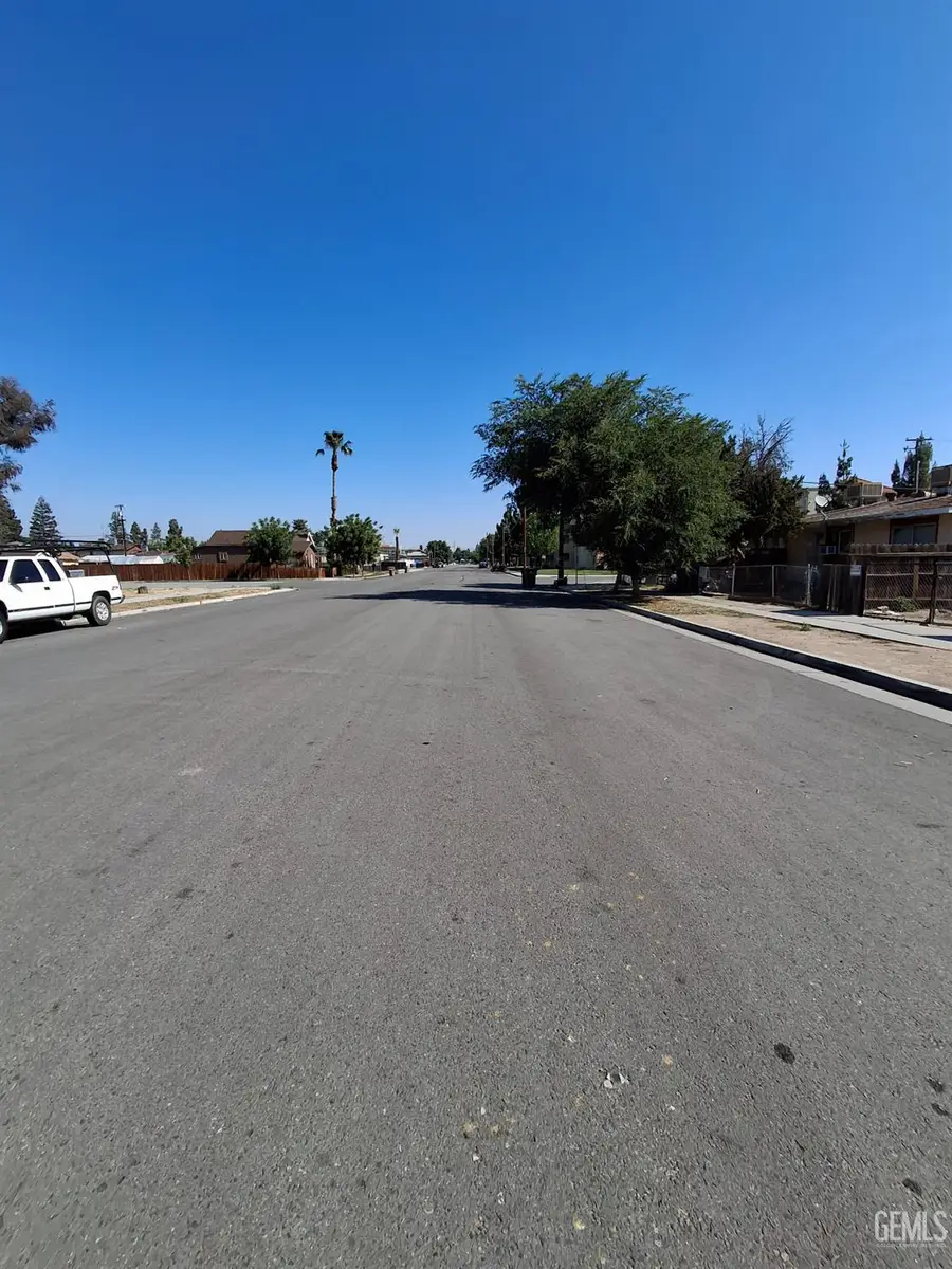924 M STREET, Bakersfield, CA 93304 - #2