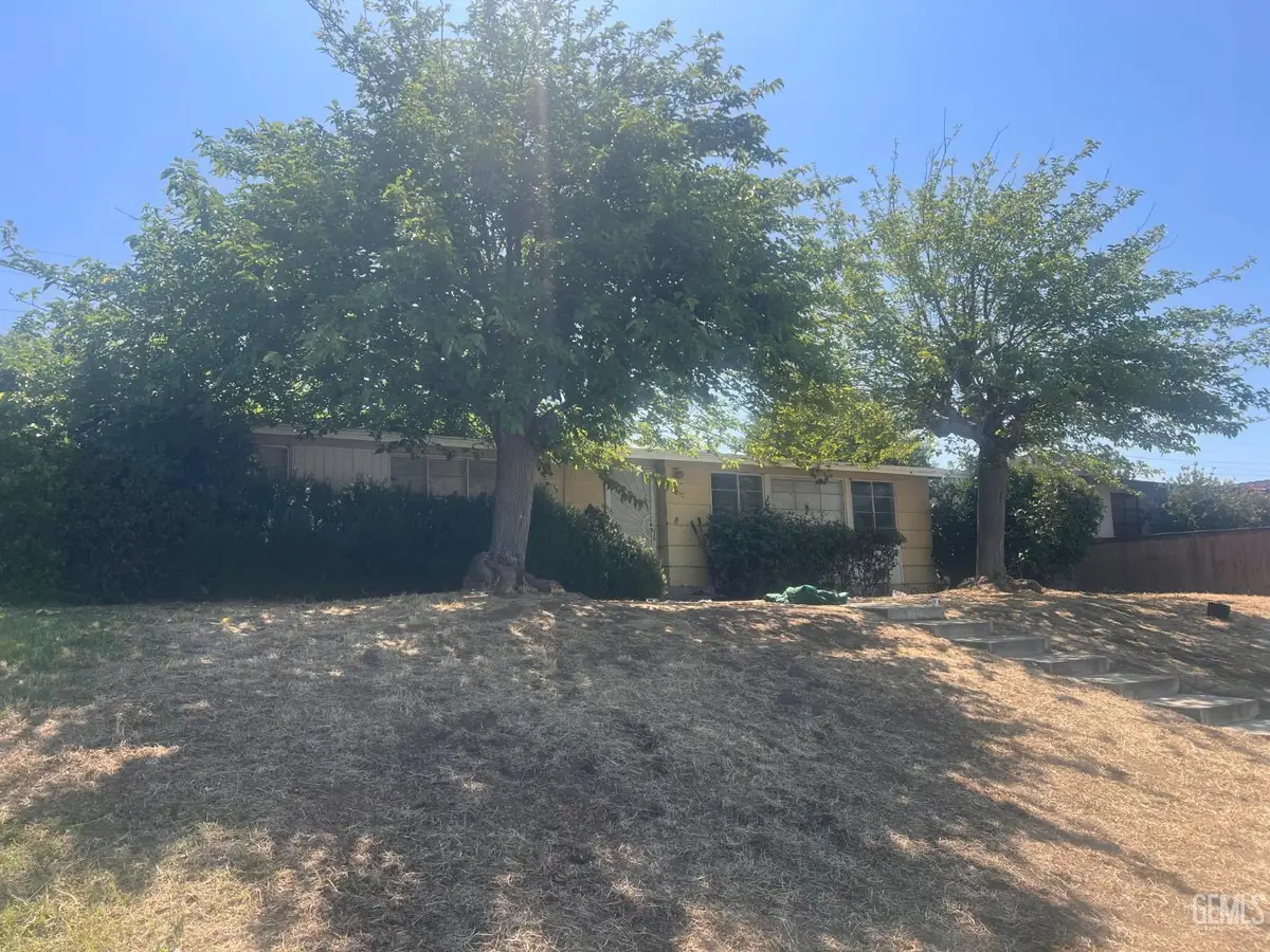 2817 POMONA STREET, Bakersfield, CA 93305 - #1