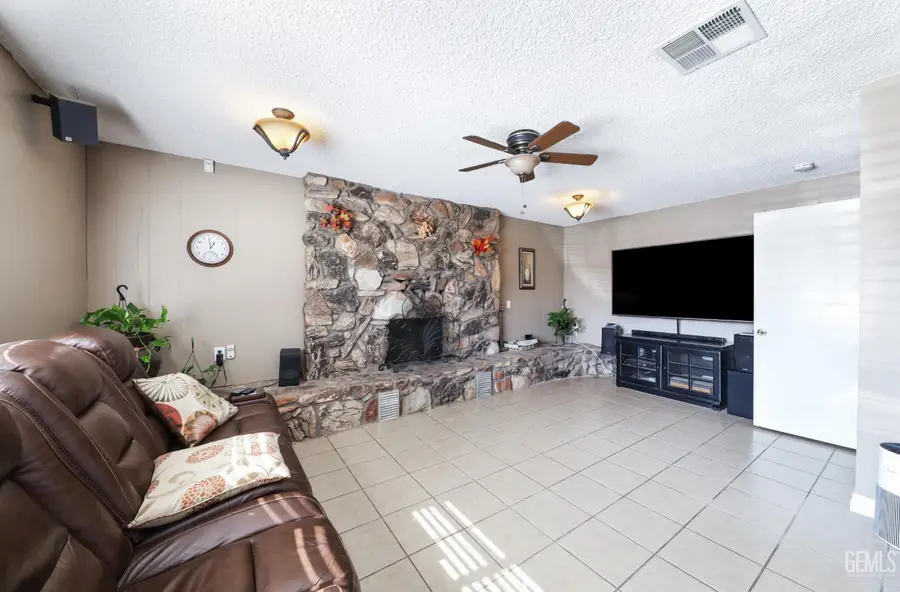 140 LANGFORD AVENUE, Arvin, CA 93203 - #3