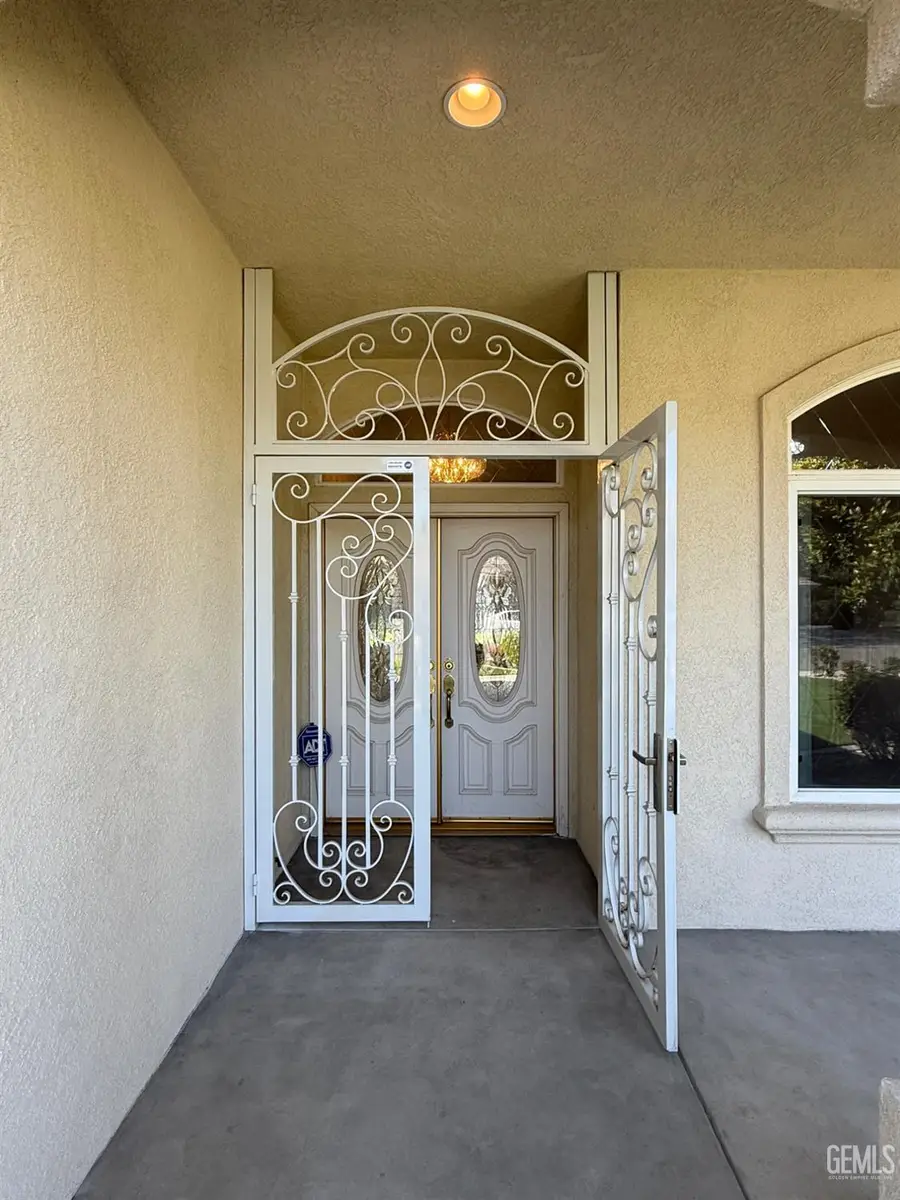 3700 ESSENDON COURT, Bakersfield, CA 93313 - #2