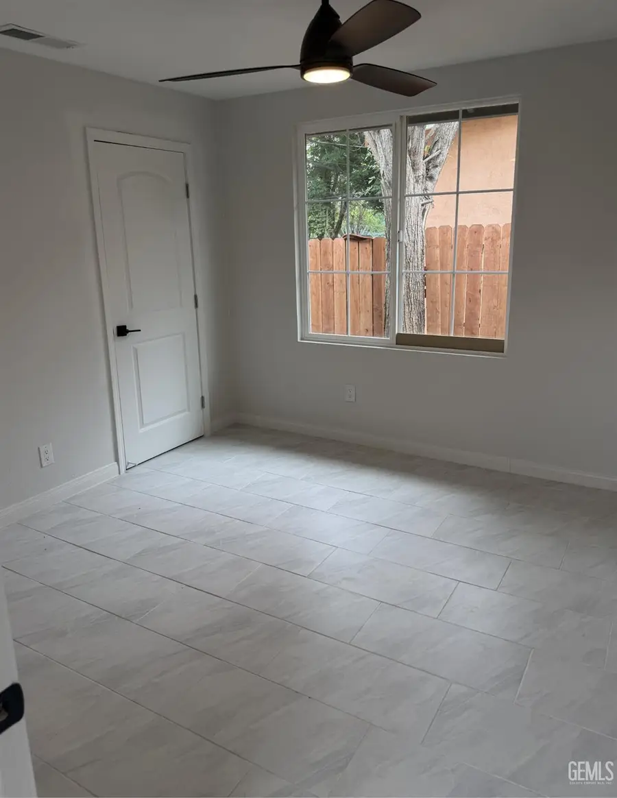 925 JEFFREY, Bakersfield, CA 93305 - #2