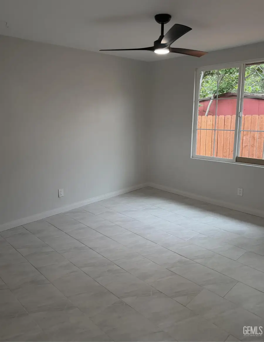 925 JEFFREY, Bakersfield, CA 93305 - #3