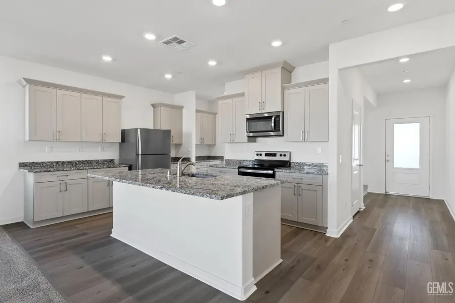 7901 BLUEBERRY AVENUE, Bakersfield, CA 93313 - #2