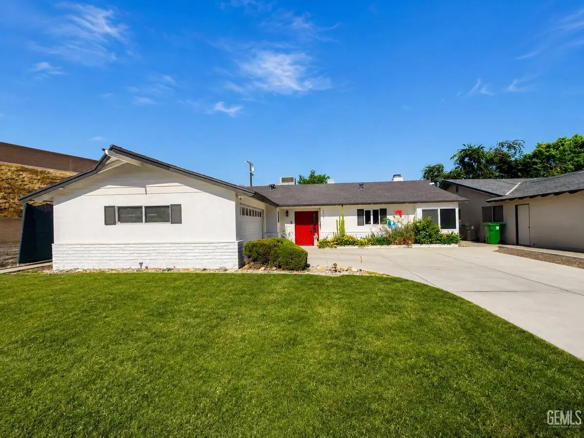 300 S GARNSEY AVENUE, Bakersfield, CA 93309 - #1