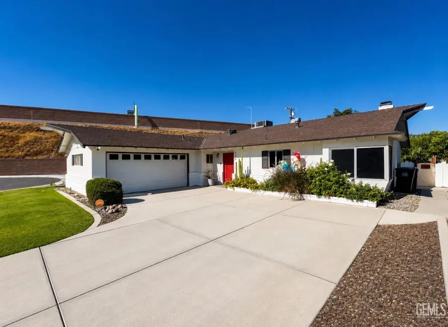 300 S GARNSEY AVENUE, Bakersfield, CA 93309 - #2