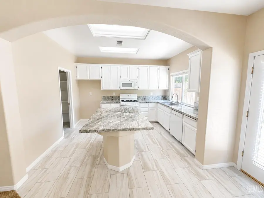 6017 LAKEWOOD SHORES DRIVE, Bakersfield, CA 93312 - #2