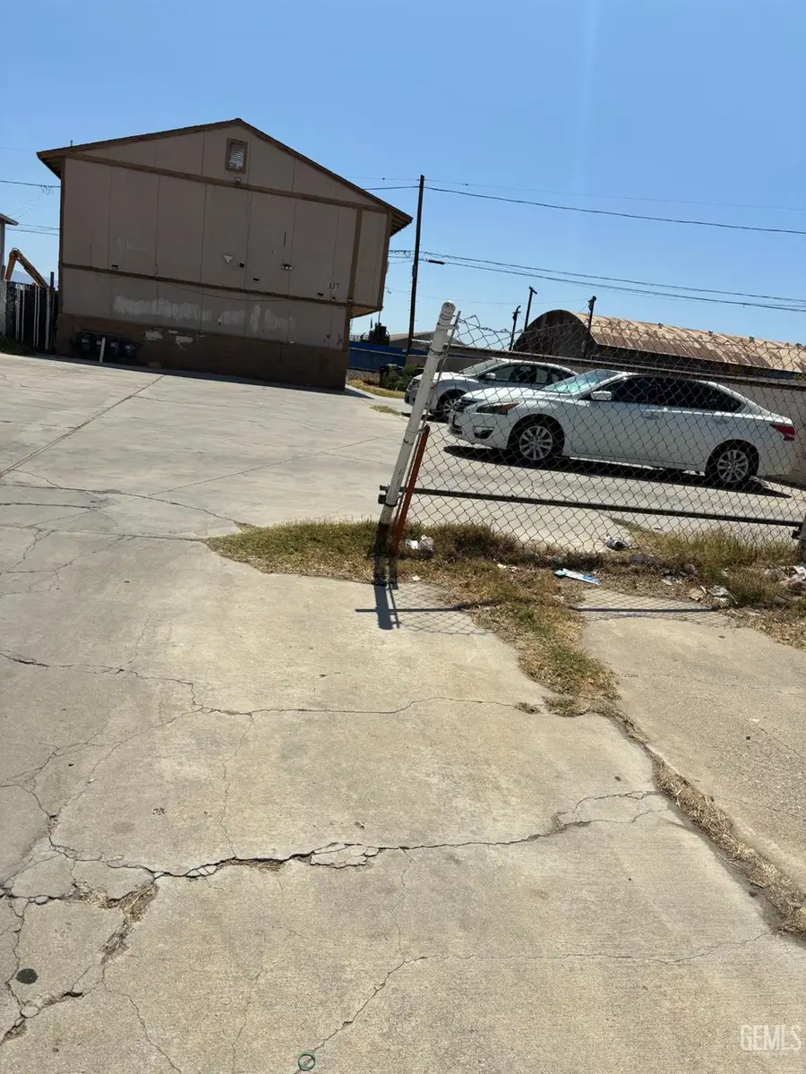 137 DR MARTIN L KING JR BOULEVARD, Bakersfield, CA 93307 - #3