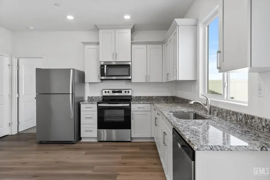 7924 BLUEBERRY AVENUE, Bakersfield, CA 93313 - #2