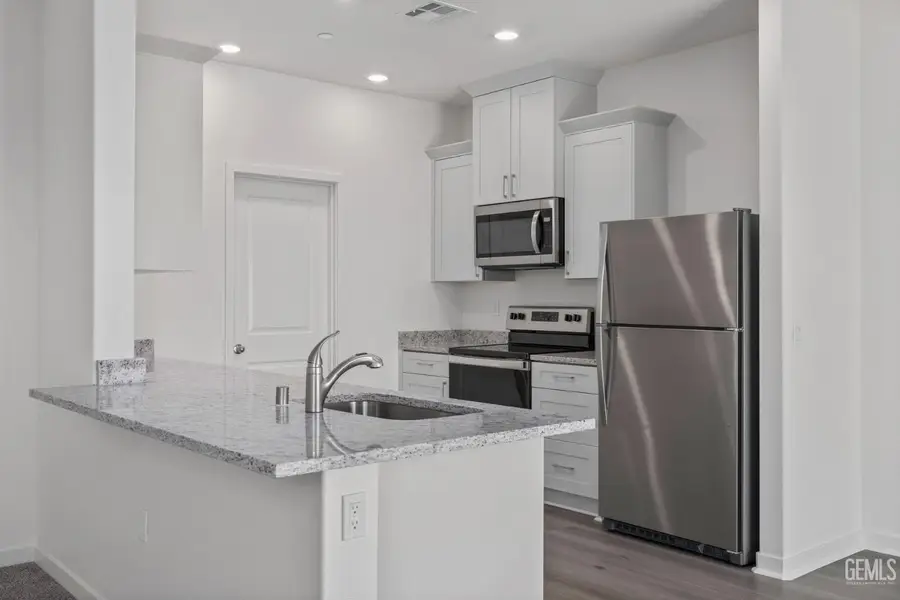7900 BLUEBERRY AVENUE, Bakersfield, CA 93313 - #3