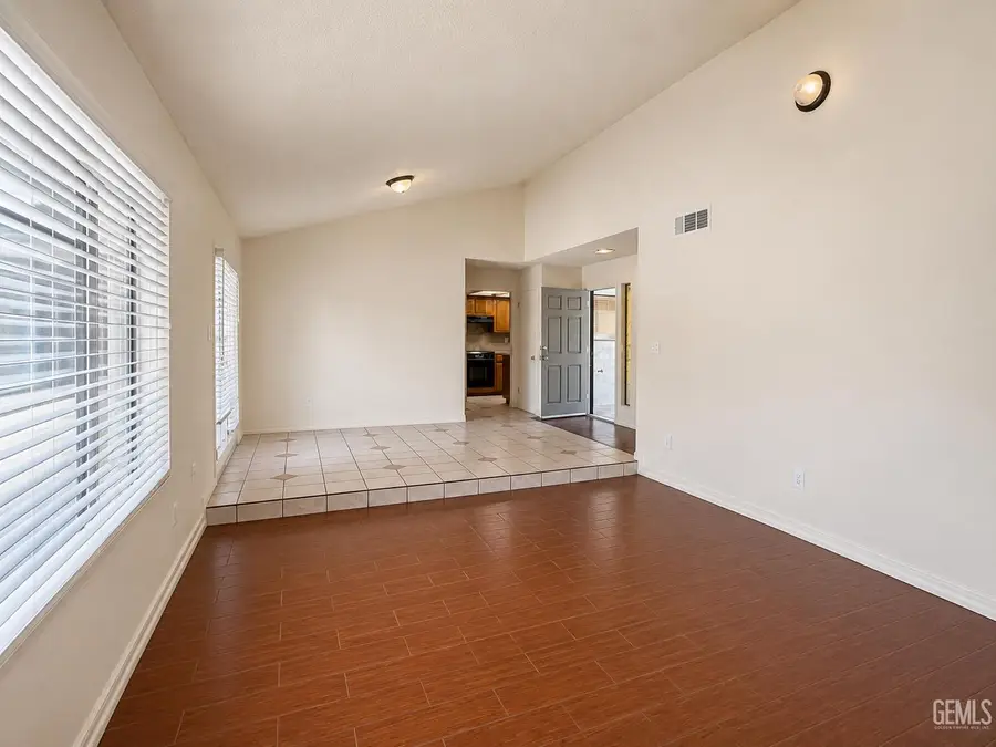 9125 BUTTERNUT AVENUE, Bakersfield, CA 93306 - #2