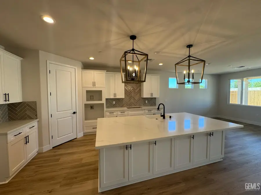 7725 DENMARSH STREET, Bakersfield, CA 93311 - #3