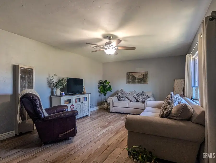 330 E ORANGE AVENUE, Shafter, CA 93263 - #3