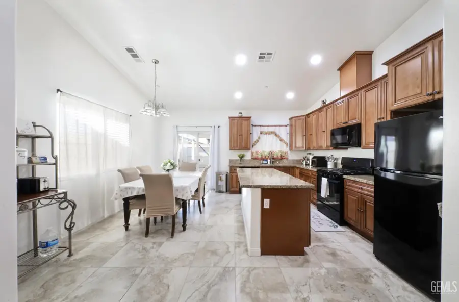 411 DARLING POINT DRIVE, Bakersfield, CA 93307 - #2