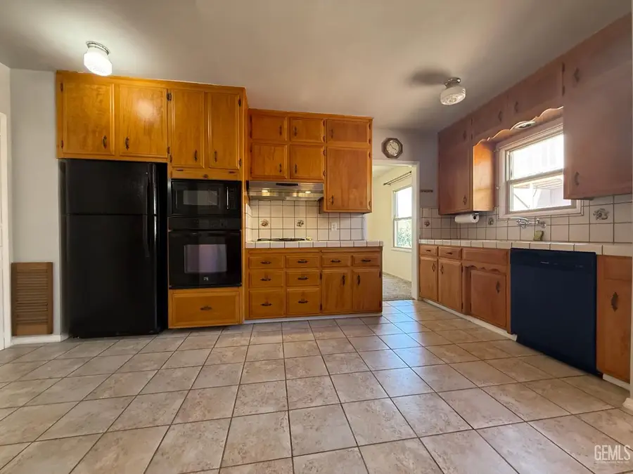 211 E WOODROW STREET, Taft, CA 93268 - #3