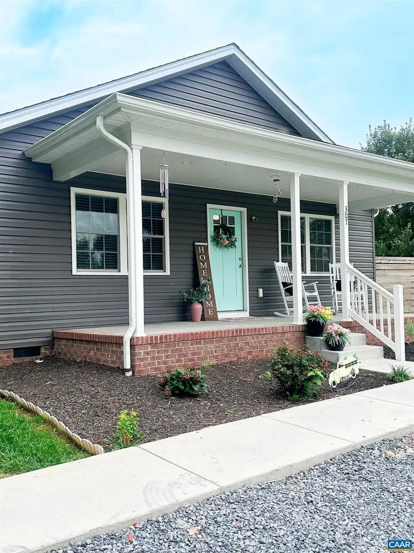 307 15th St, Grottoes, VA 24441 - #1