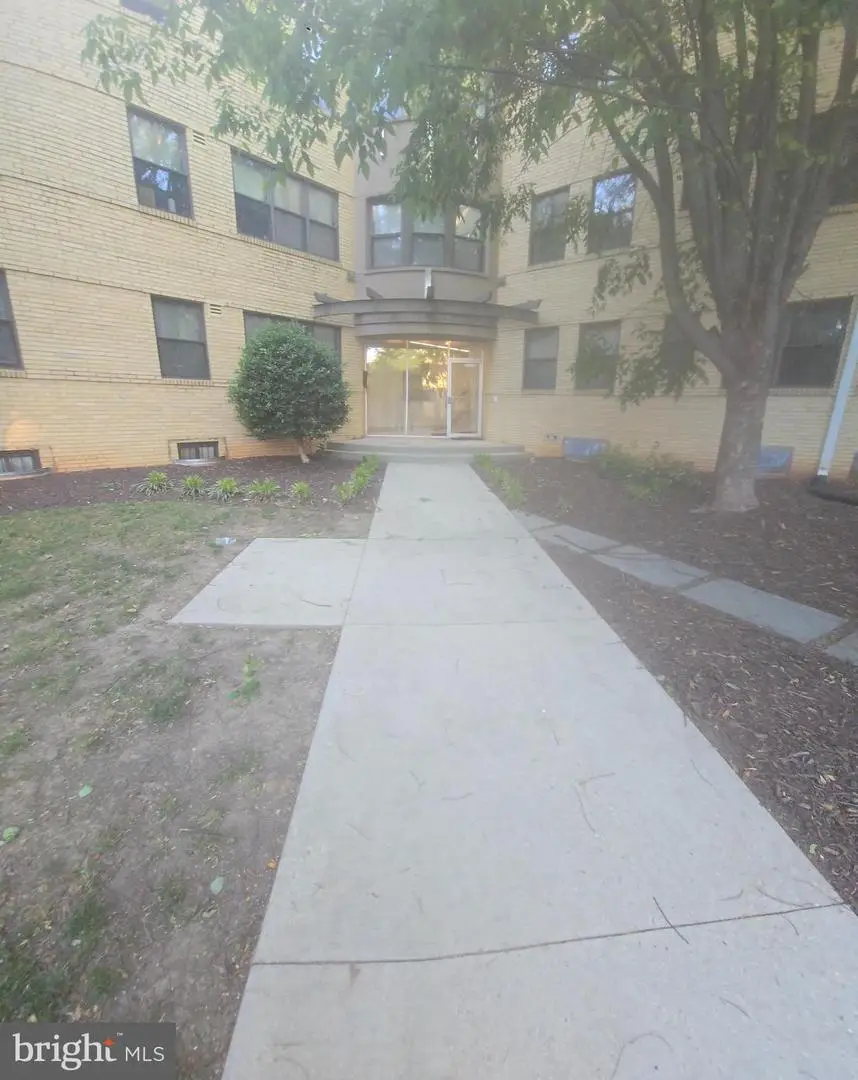 210 Oakwood St Se #304, Washington, DC 20032 - #1