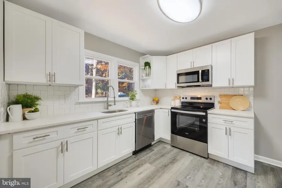 8344 Fairwood Dr, Pasadena, MD 21122 - Image #2