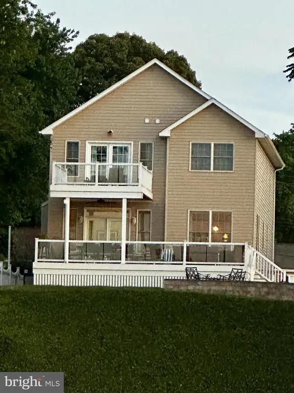 7588 Beach Dr, PASADENA, MD 21122