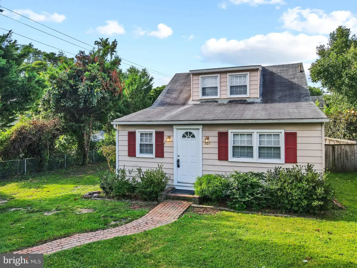 301 Lakeview Ave, Edgewater, MD 21037 - #1
