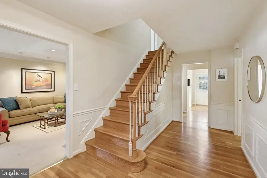 9304 Sprinklewood Ln, Potomac, MD 20854 - Image #2