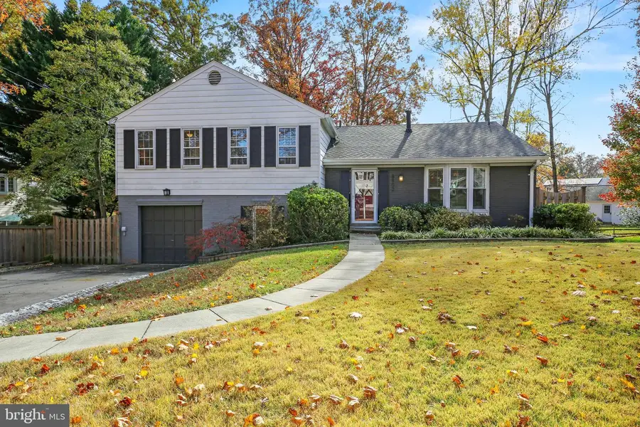 8802 Stonehaven Ct, Rockville, MD 20854 - Image #2