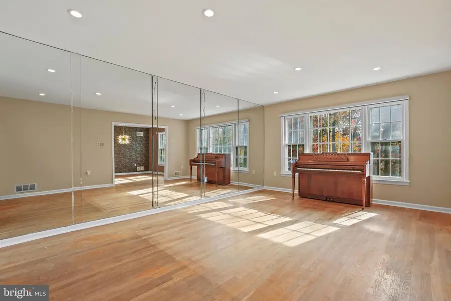 8802 Stonehaven Ct, Rockville, MD 20854 - Image #3