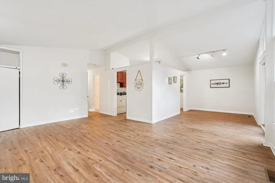 10701 Shelley Ct, Garrett Park, MD 20896 - Image #2