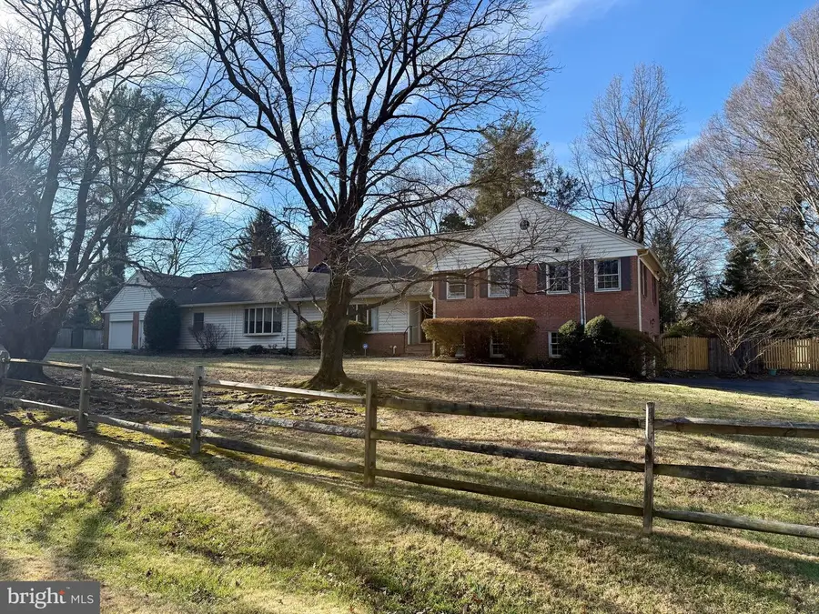 10816 Fox Hunt Ln, Potomac, MD 20854 - Image #2