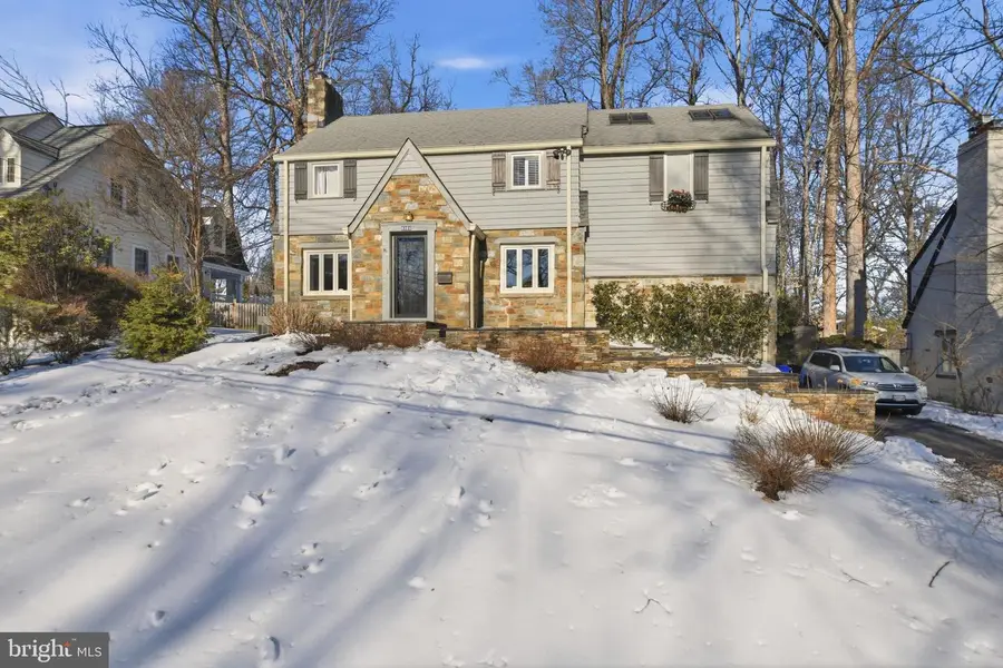 8304 Woodhaven Blvd, Bethesda, MD 20817 - #2