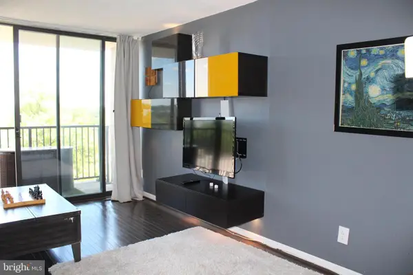 4 Monroe St #4-801, ROCKVILLE, MD 20850