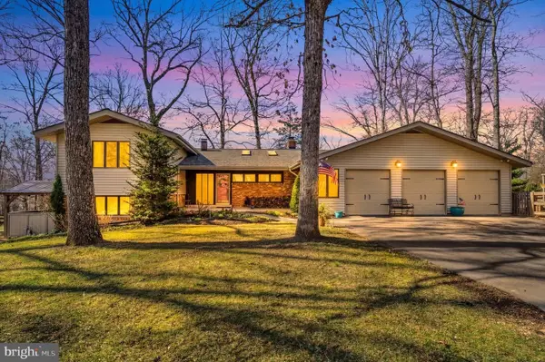 18900 Woodway Dr, ROCKVILLE, MD 20855