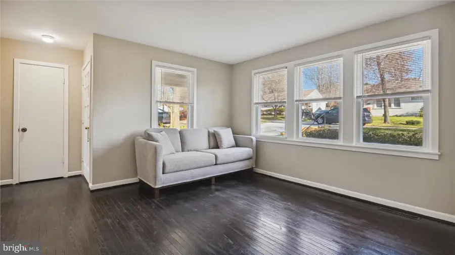 1123 Parrish Dr, Rockville, MD 20851 - #3