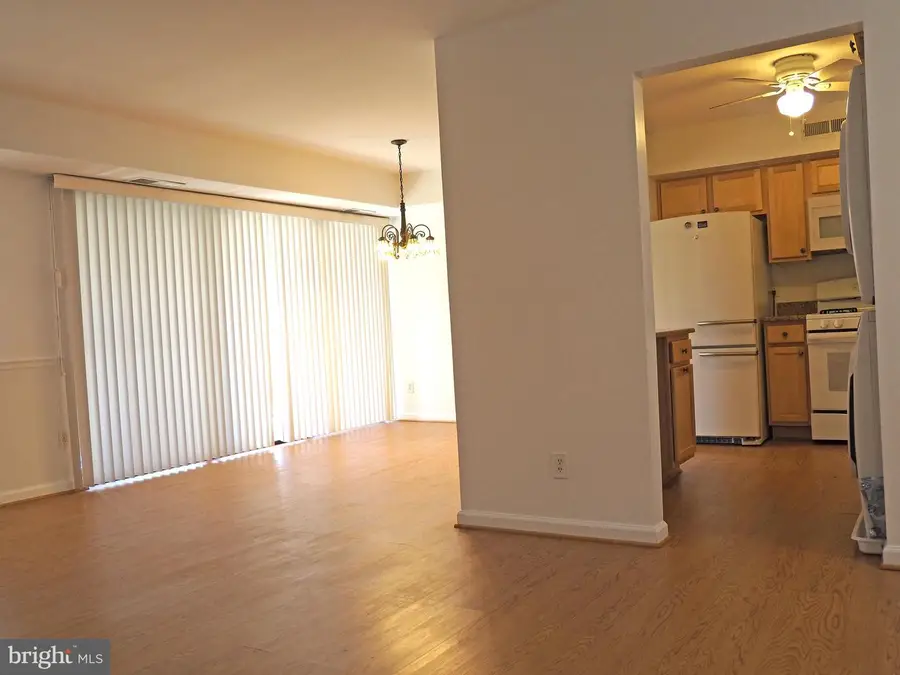 10 Monroe St #10-302, Rockville, MD 20850 - #2
