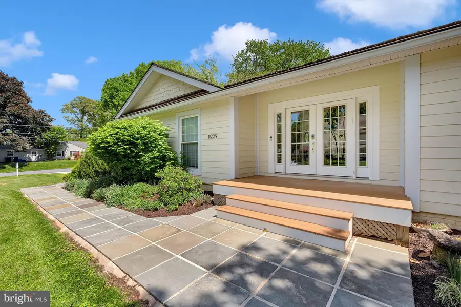 11229 Huntover Dr, Rockville, MD 20852 - #2