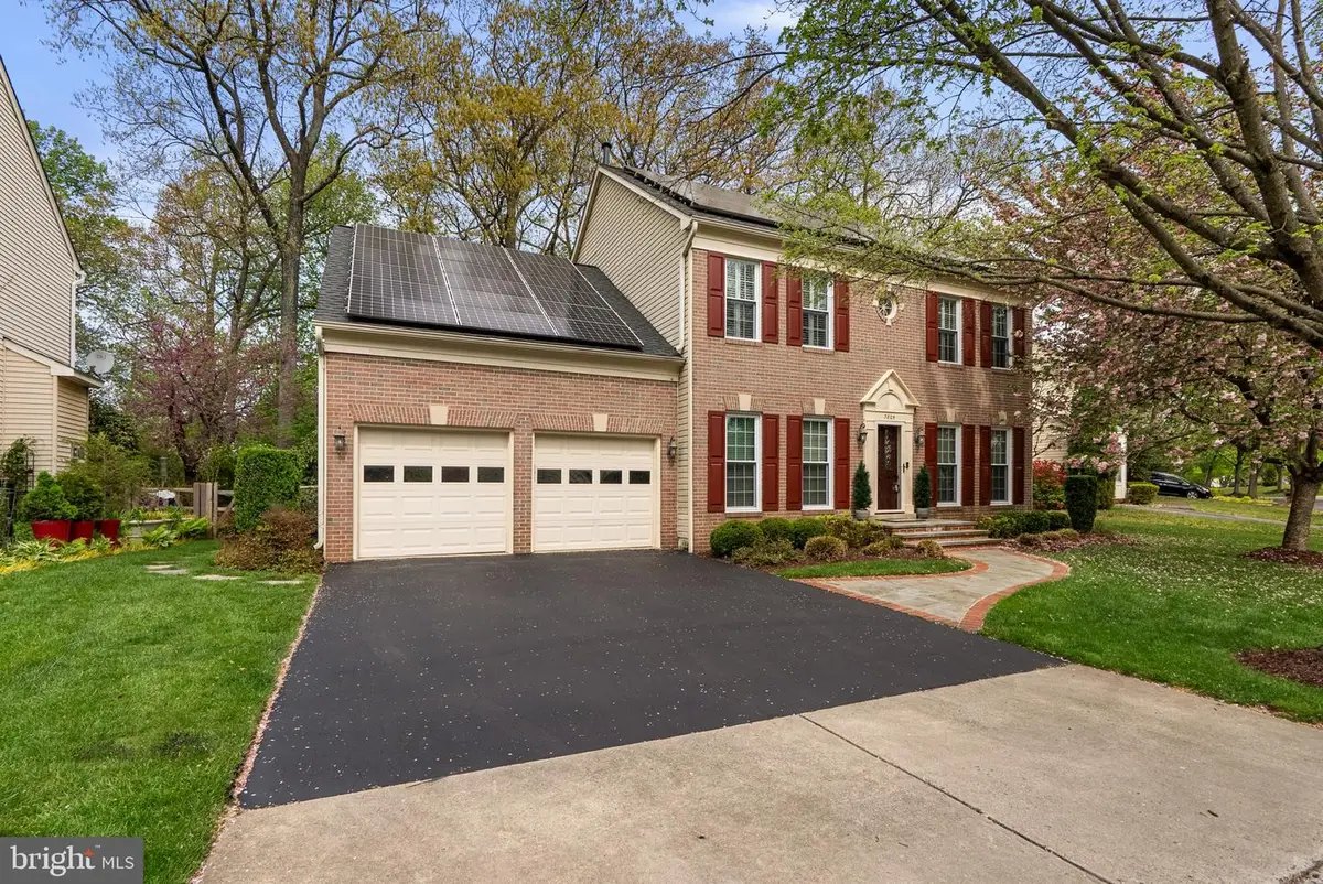 7805 Heritage Farm Dr, Gaithersburg, MD 20886 - #1