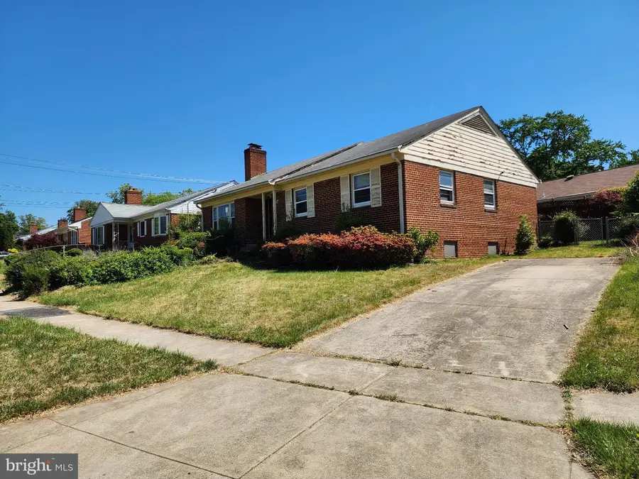 9709 Admiralty Dr, Silver Spring, MD 20910 - #2