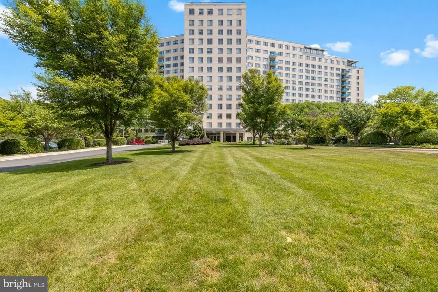 10401 Grosvenor Pl #1327, Rockville, MD 20852 - #2