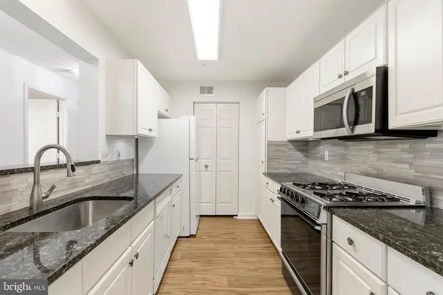 10022 Vanderbilt Cir #10, Rockville, MD 20850 - #3
