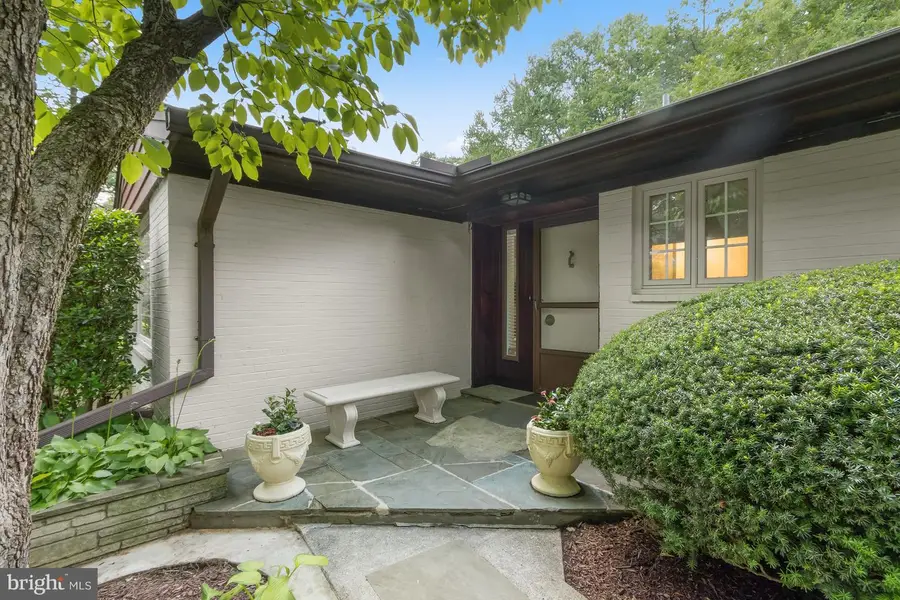 5512 Uppingham St, Chevy Chase, MD 20815 - #2
